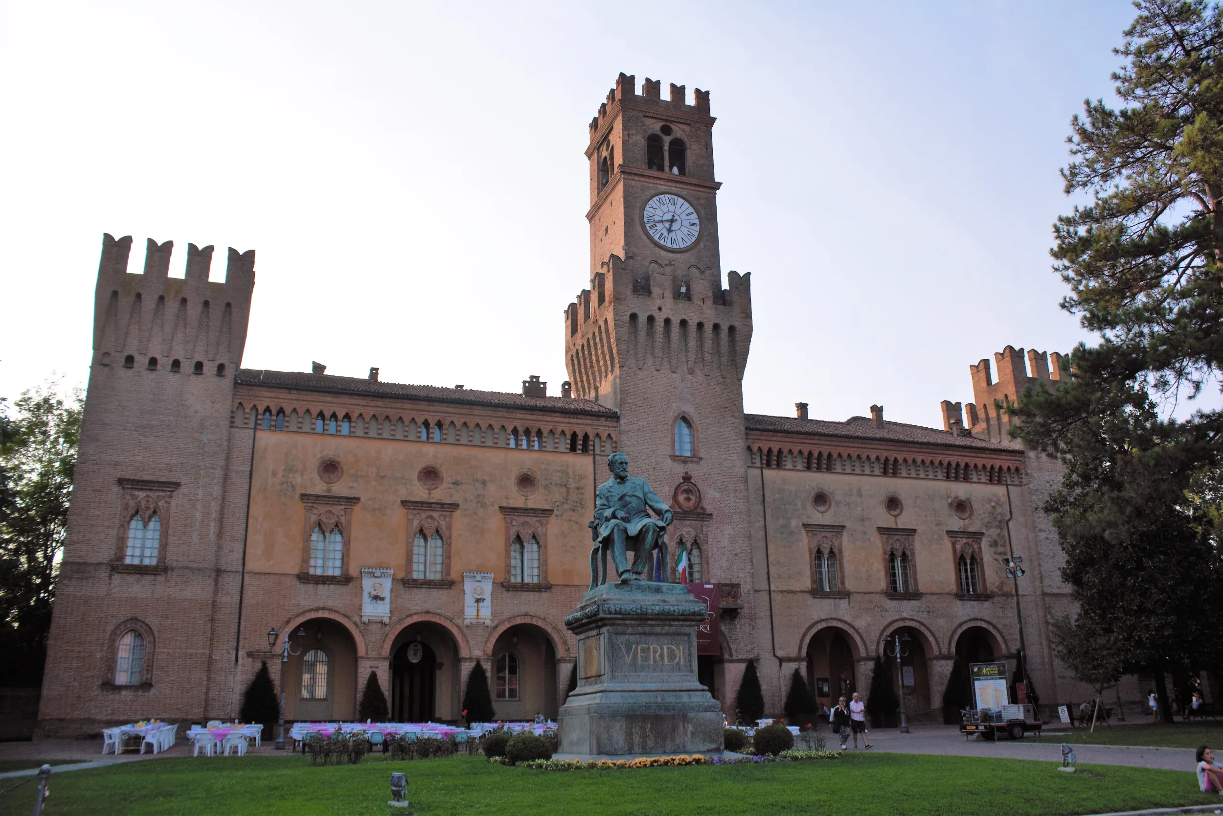 Piazza Verdi a Busseto con il teatro e il monumento al Maestro