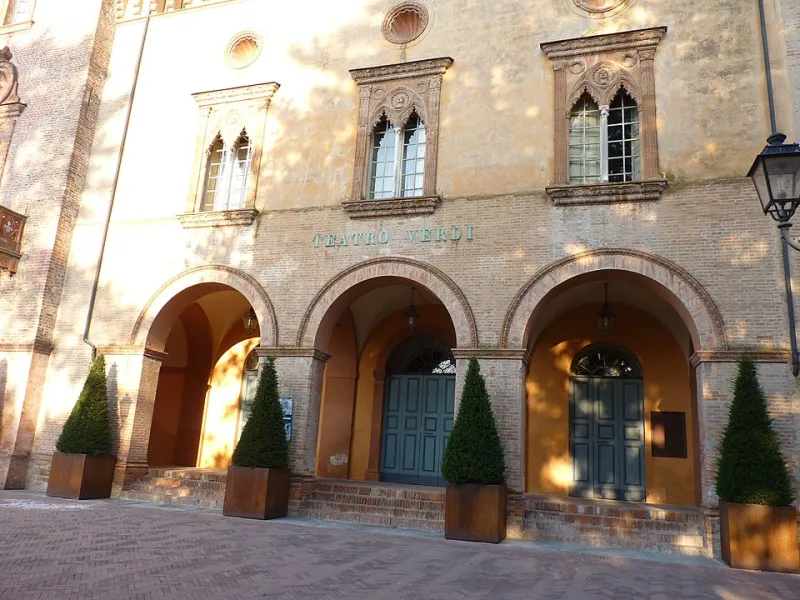La sala del Teatro Giuseppe Verdi di Busseto, con i palchi in rosso e oro
